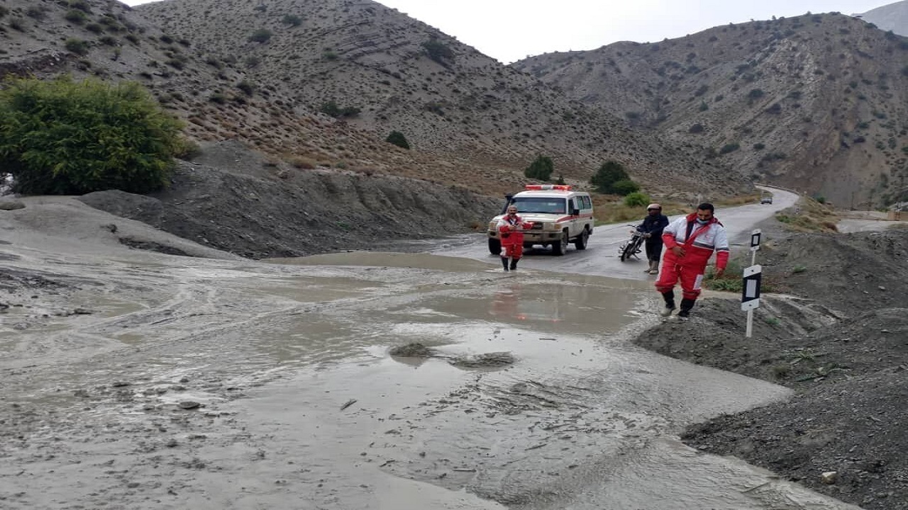 امدادرسانی هلال احمر در حادثه آب گرفتگی جاده شاهرود - میامی