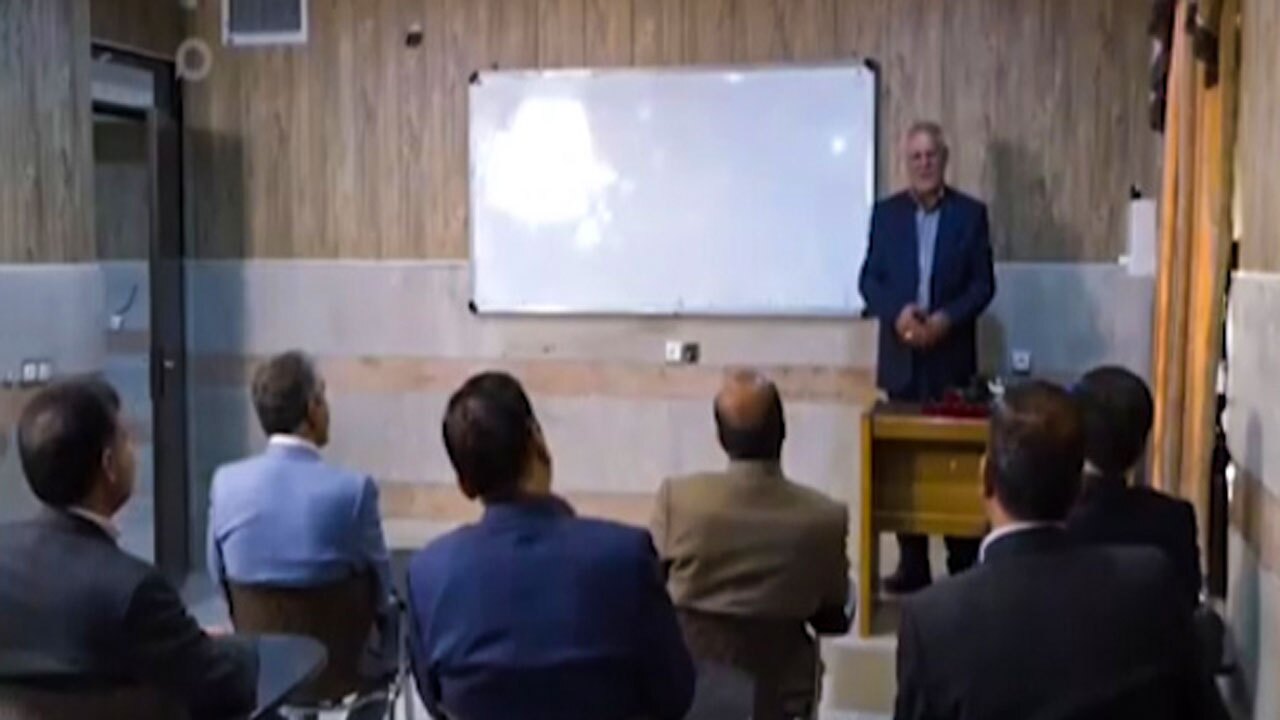 دیدار دانش‌ آموزان با معلم ابتدایی پس از ۴۵ سال + فیلم