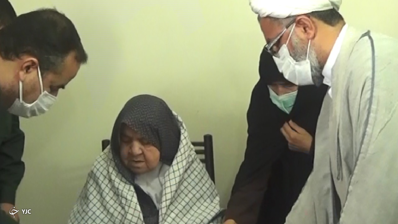 اهدای چفیه متبرک رهبری به مادر شهید در روستای شهراب تفرش