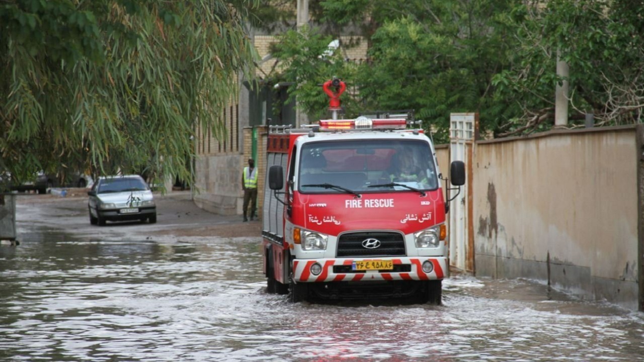 تلاش خدمت رسانان شهری سمنان در رفع آبگرفتگی