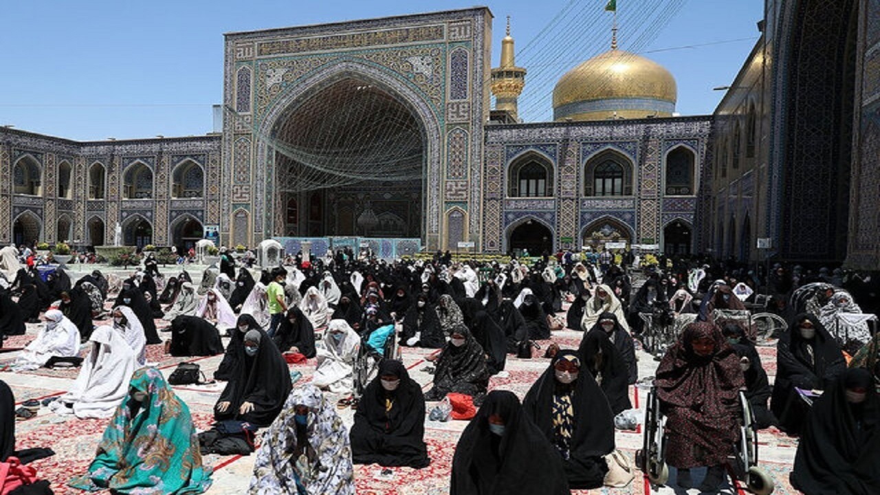 اقامه نماز عید سعید فطر در رواق‌های حرم مطهر رضوی