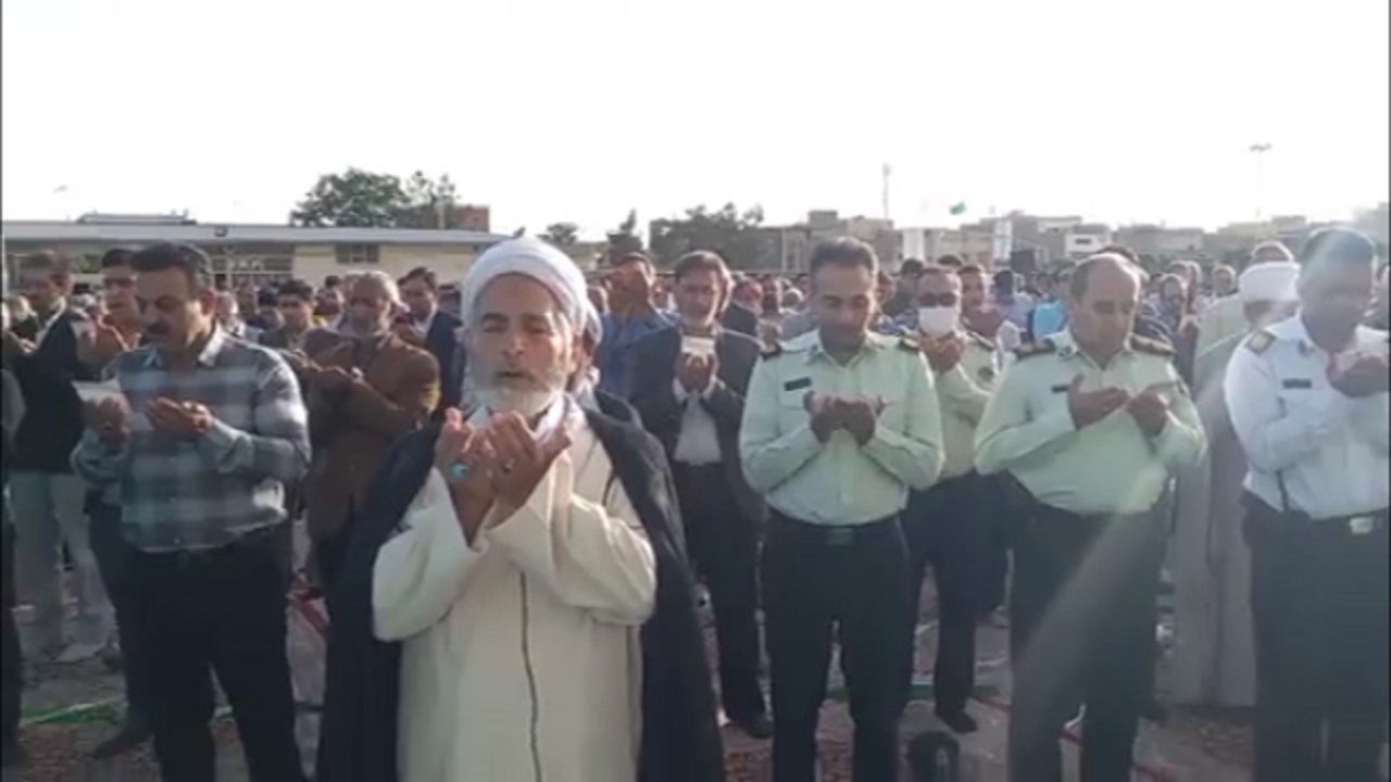 اقامه نماز بندگی آران و بیدگلی‌ها در روز عید سعید فطر + فیلم