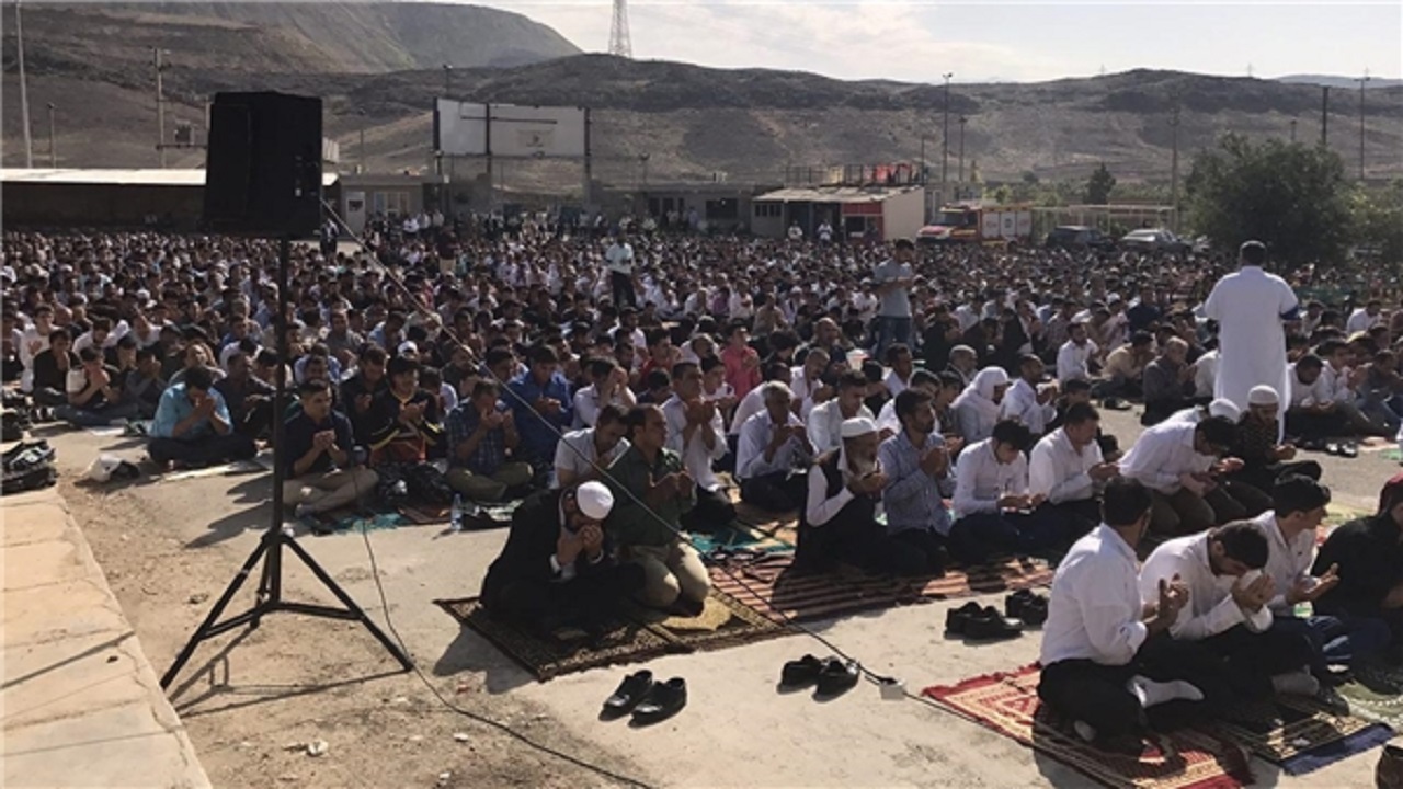 اقامه نماز عید فطر توسط مهاجرین افغانستانی در تهران