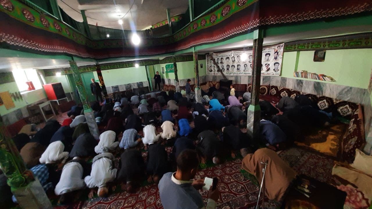اقامه نماز بندگی اهالی روستای توآباد در عید فطر + فیلم و تصاویر