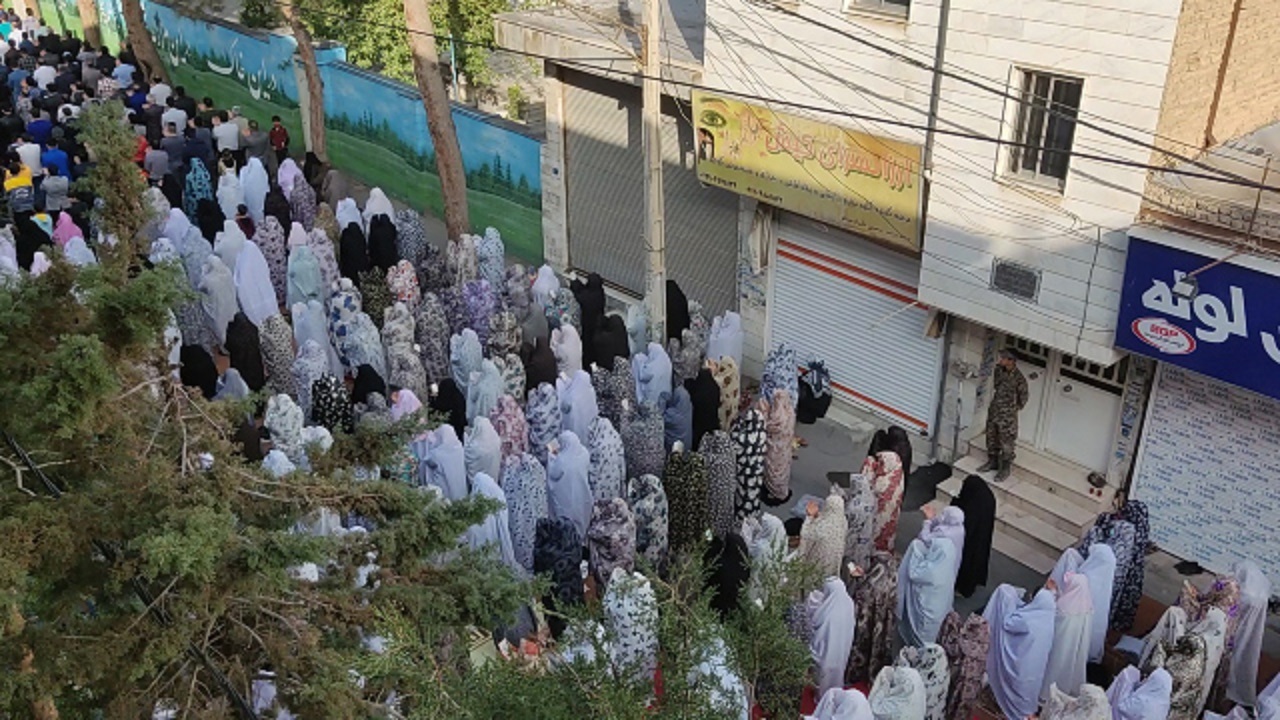 صف روزه داران روستای همدانک در نماز عید سعید فطر + فیلم
