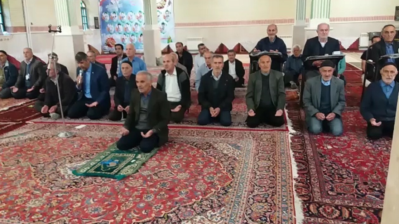 برگزاری نماز عید سعید فطر اهالی روستای انبوه + فیلم