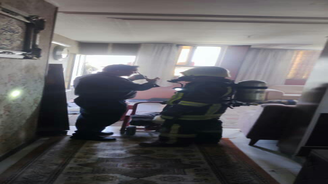 عملیات آتش نشانان برای نجات ۱۴ شهروند از حادثه آتش سوزی منزل مسکونی