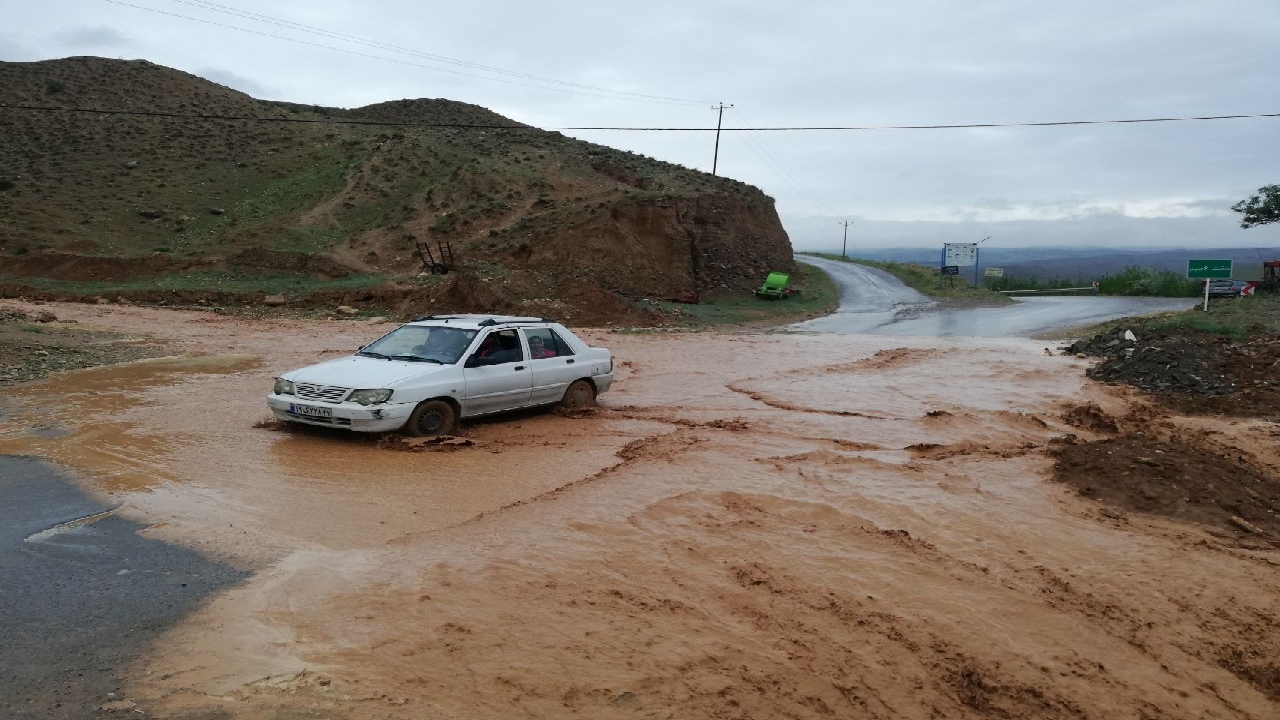 انسداد راه ۱۲ روستا در کلات بر اثر باران