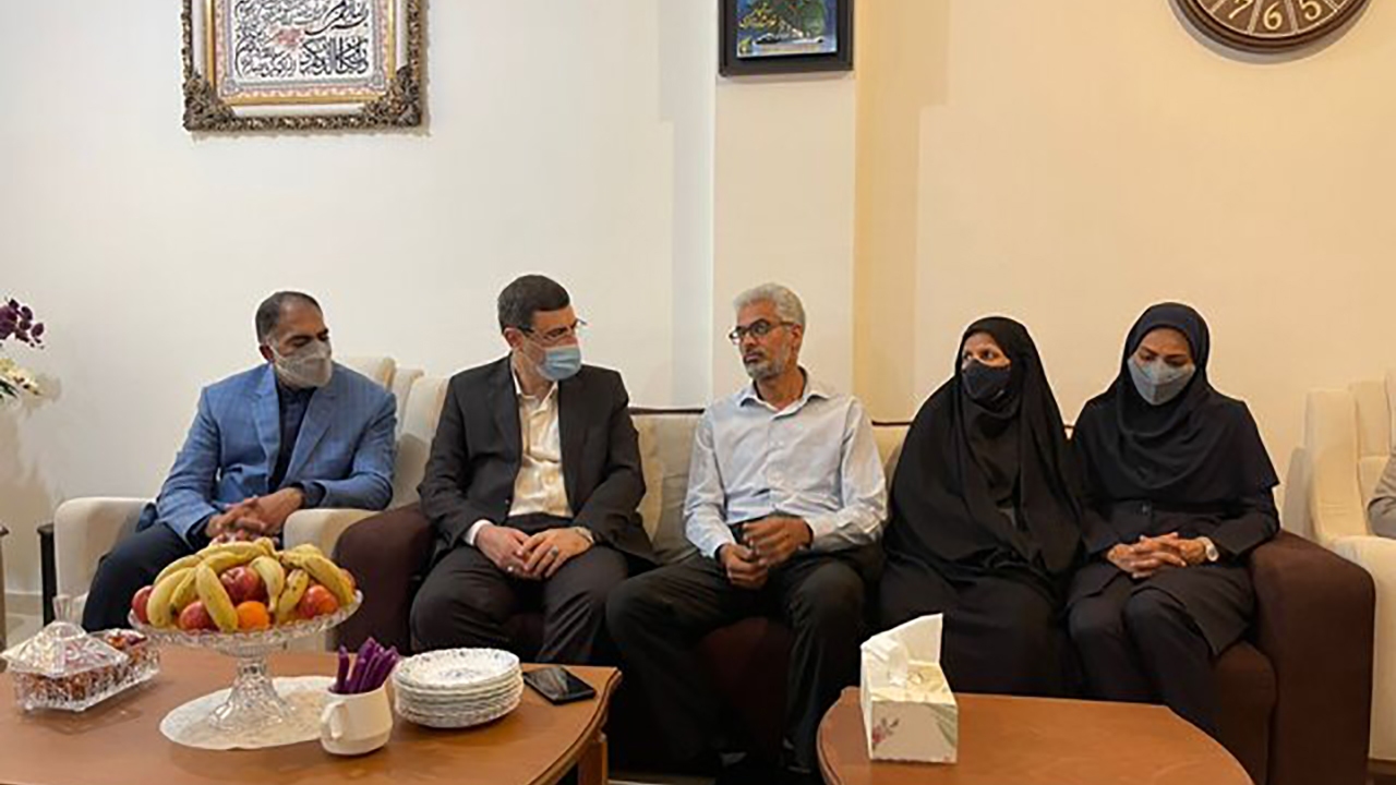 رئیس بنیاد شهید و امور ایثارگران با خانواده‌های شهدای شهرستان قشم دیدارکرد