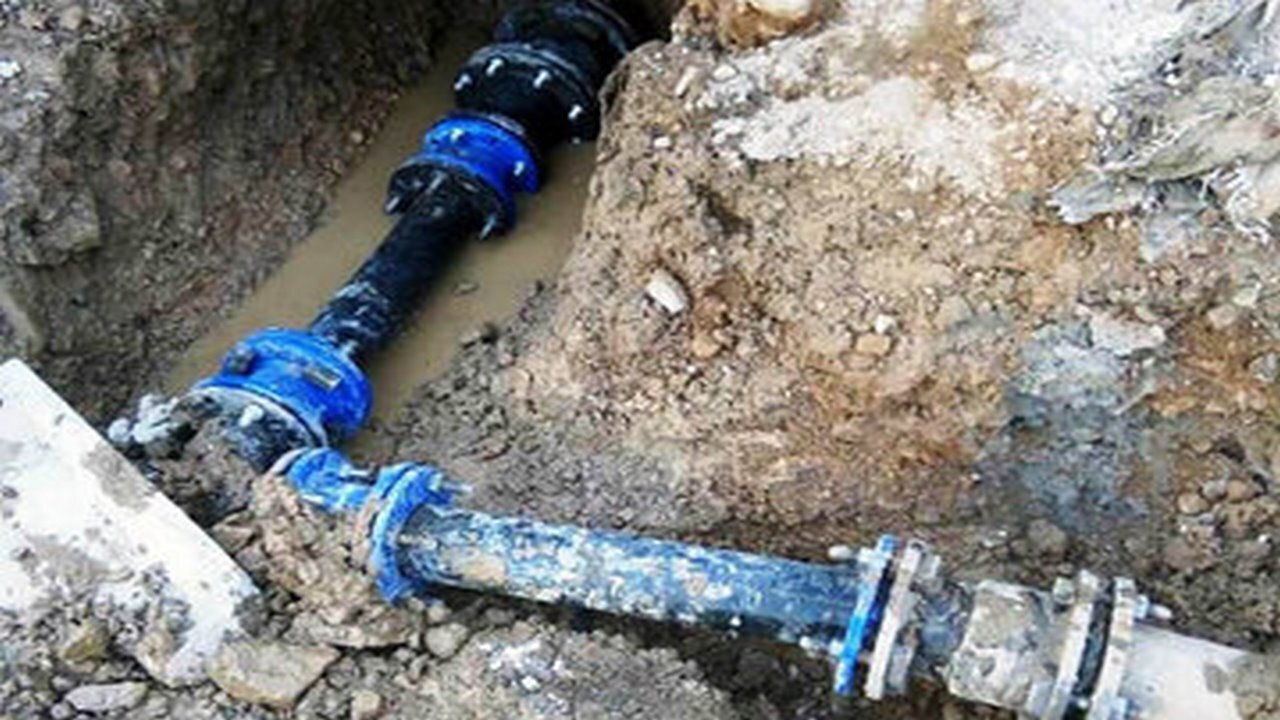 رفع شکستگی خط انتقال آب شرب روستایی در دهلران