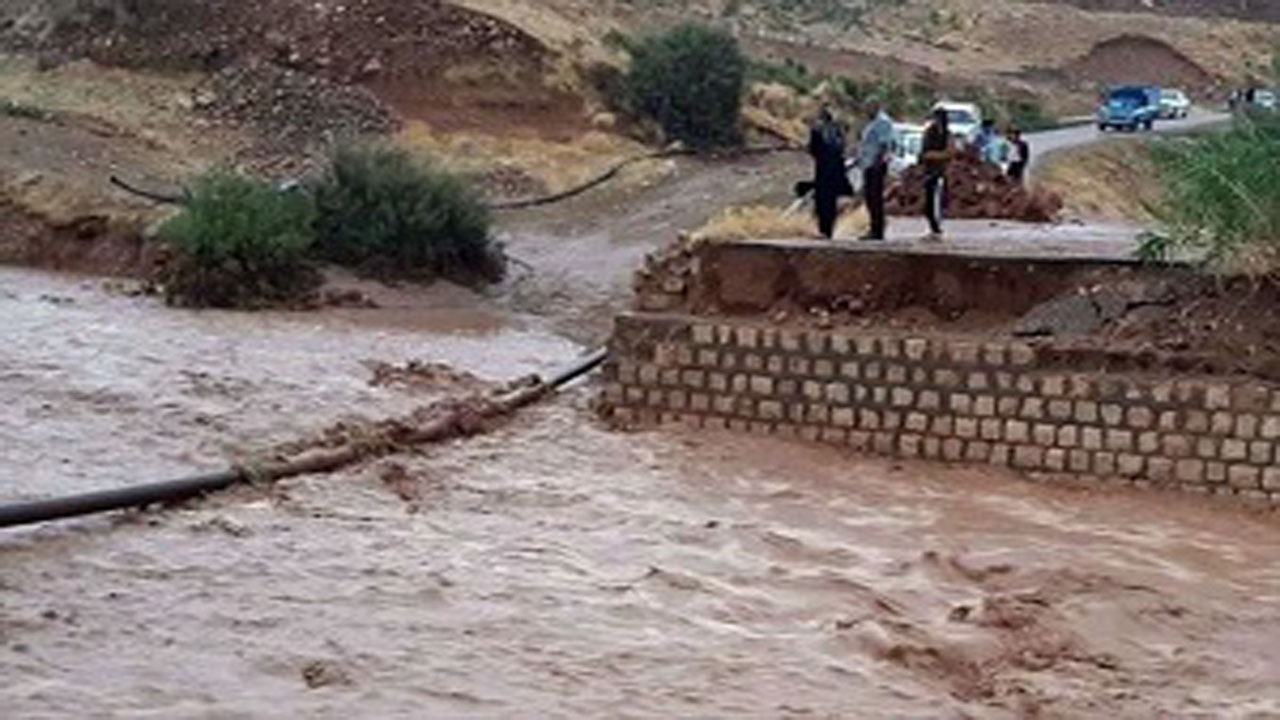 پاکسازى و بازگشایى راه ٢٩ روستاى سیل زده استان