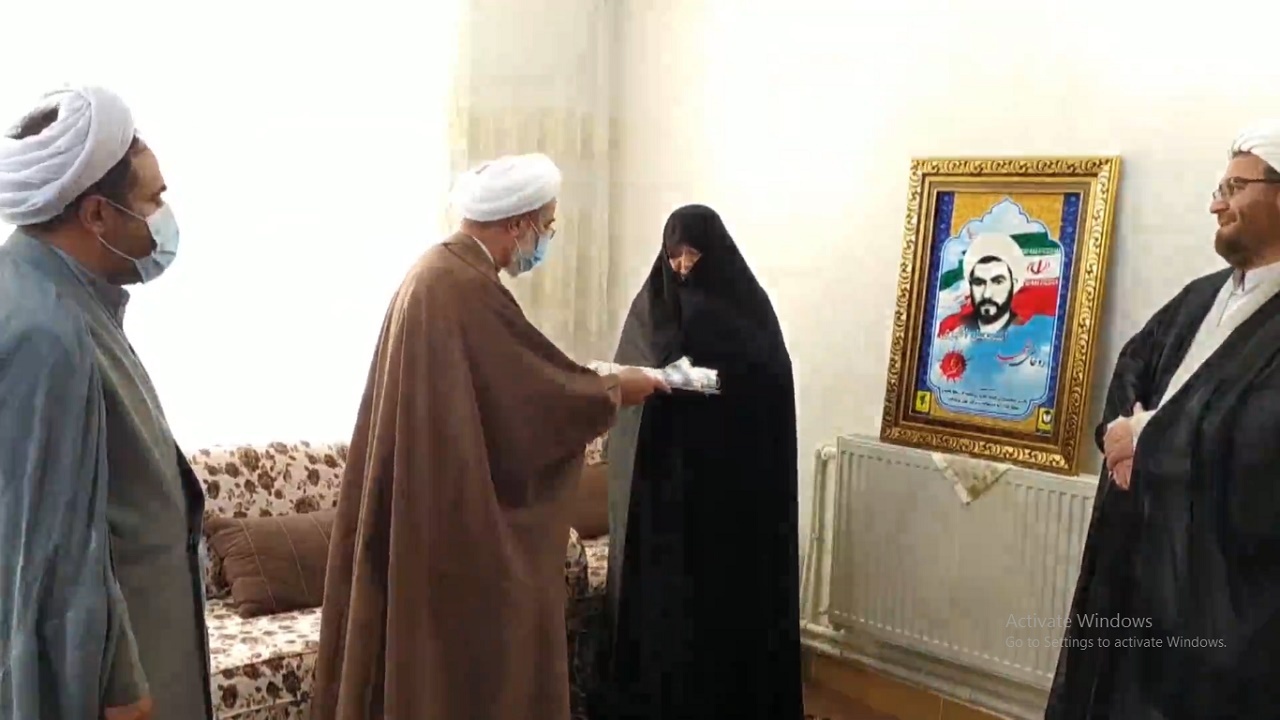 اهدای چفیه متبرک رهبری به خانواده شهید روحانی اسماعیل اکبری