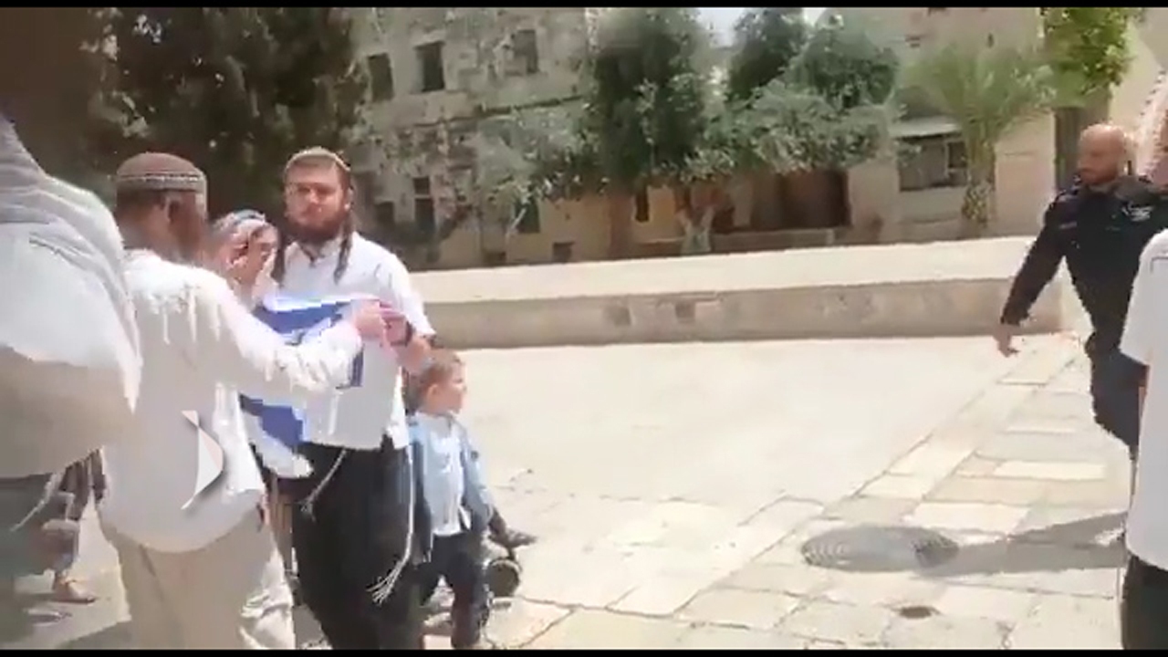 وحشت پلیس صهیونیست از برافراشتن پرچم اسرائیل در مسجدالاقصی + فیلم