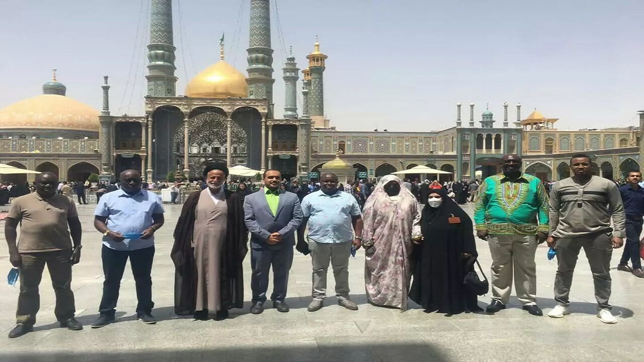 سفیر کنیا در حرم مطهر حضرت معصومه (س) حضور یافت