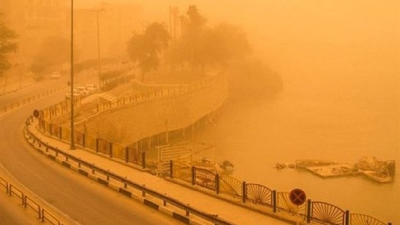 گرد و غبار ۱۵ شهرستان خوزستان را فرا گرفت