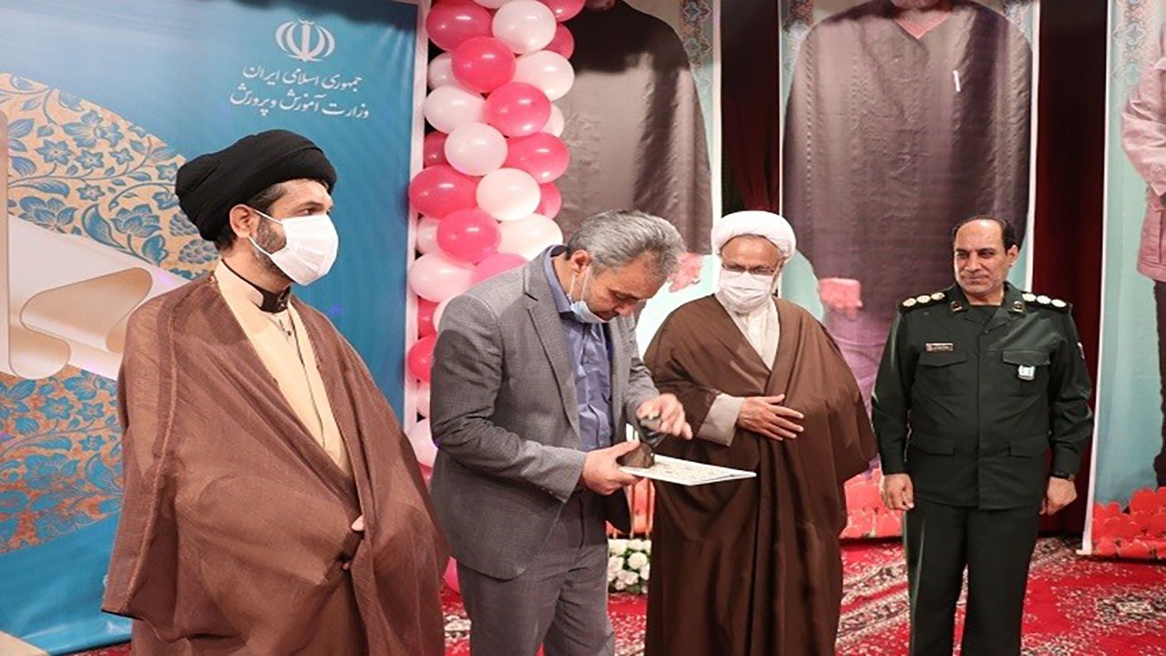 انگشتر اهدایی رهبری در دستان مدیر کل آموزش و پرورش کرمان