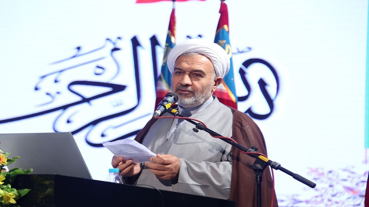 دشمن به دنبال از بین بردن راه امام است