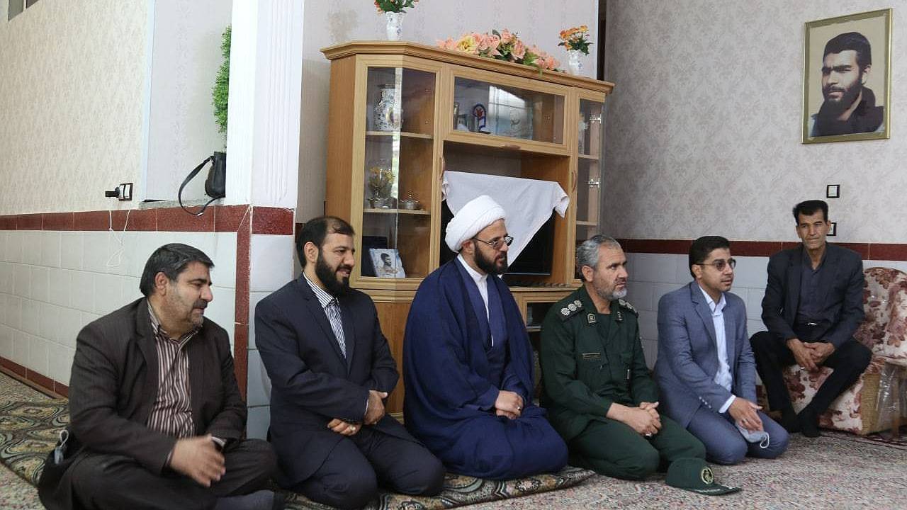 تجلیل از خانواده یک شهید فرهنگی در زرند