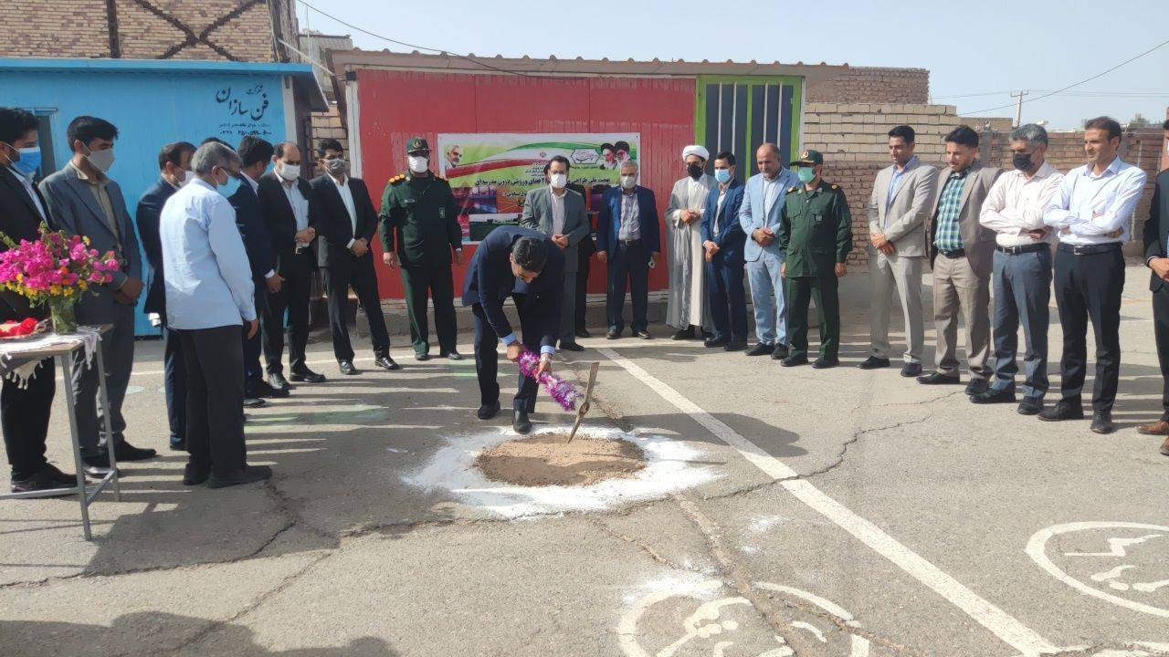 عملیات ساخت زمین چمن مصنوعی در مدرسه فهرج