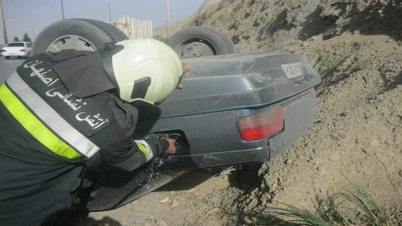 واژگونی پژو ۴۰۵ در اتوبان ذوب آهن اصفهان