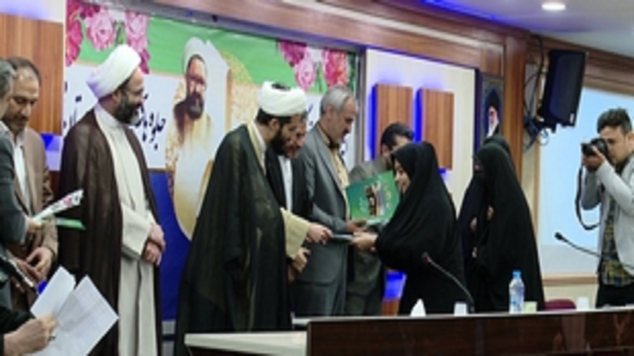 تجلیل از فرهنگیان برگزیده قم