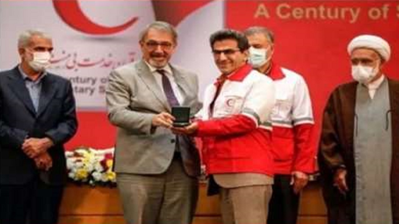 اهدای مدال جهانی صلح و فداکاری به پزشک مازندرانی