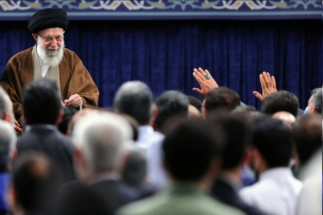 رهبر انقلاب انگشتر خود را به یکی از کارگران هدیه دادند