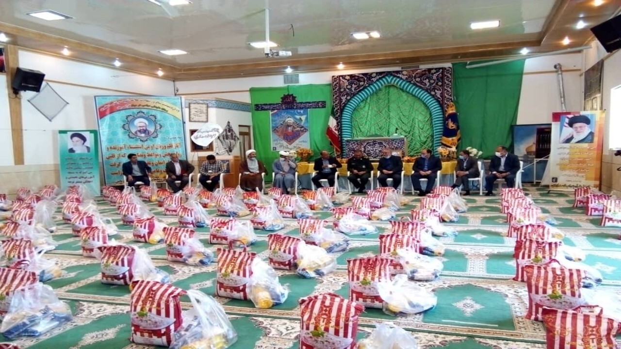 توزیع بیش از ۱۰۰۰ بسته کمک مؤمنانه در نایین
