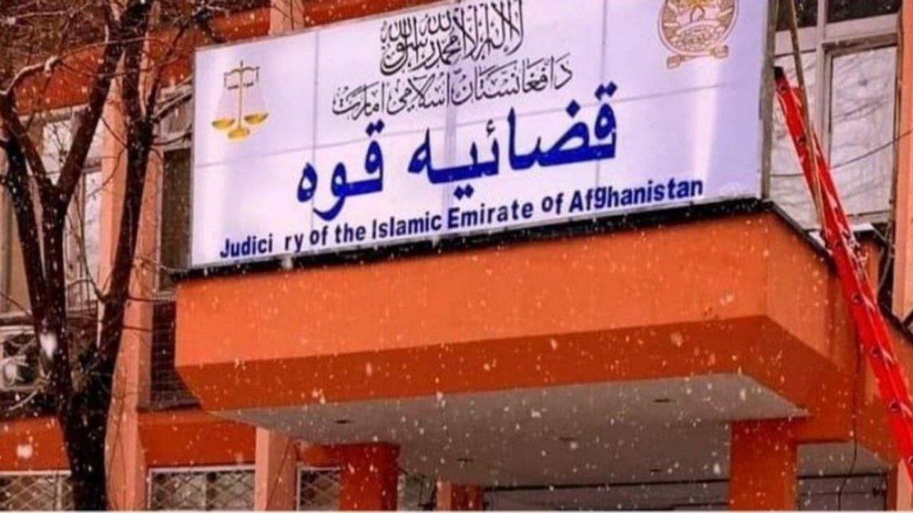 حذف زبان فارسی از لوحه دادگاه عالی طالبان