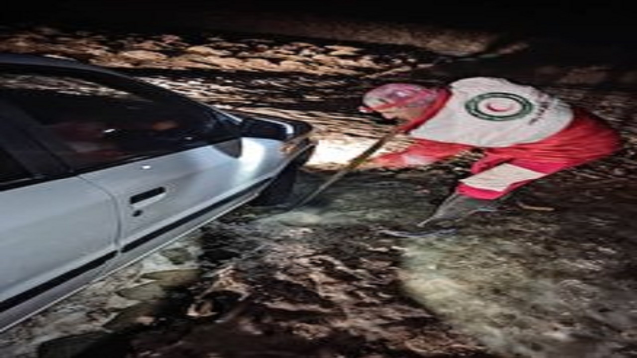 نجات خودرو گرفتار در گل و لای در شهمیرزاد