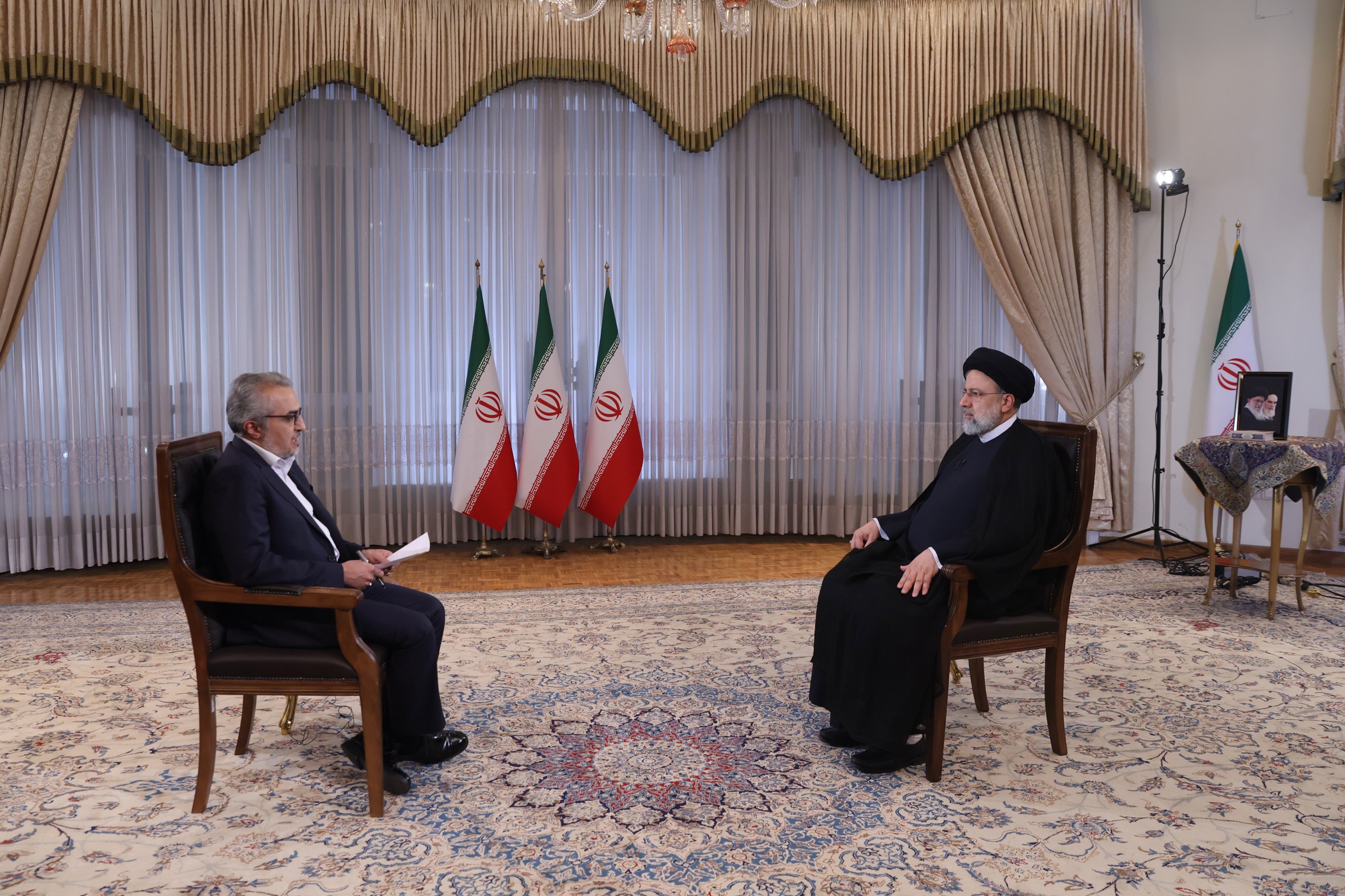رئیس&zwnj;جمهور: قیمت نان، دارو و بنزین تغییر نمی&zwnj;کند