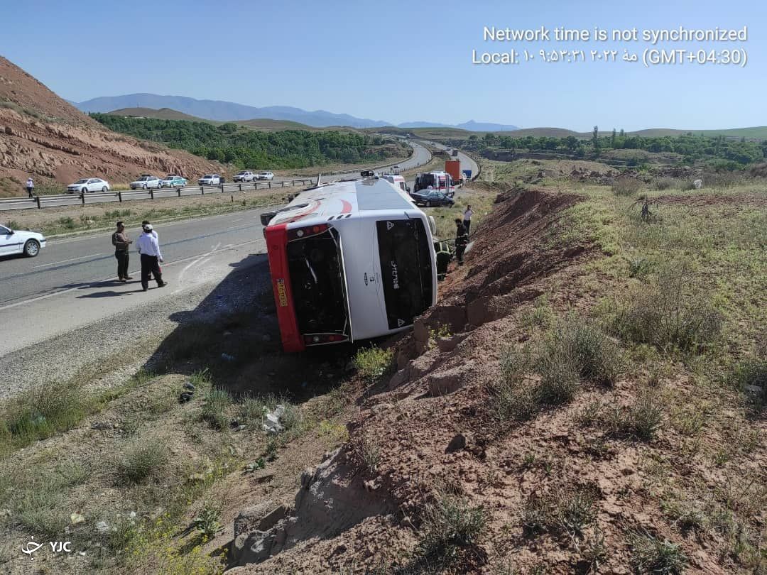 واژگونی اتوبوس در اتوبان ساوه - همدان