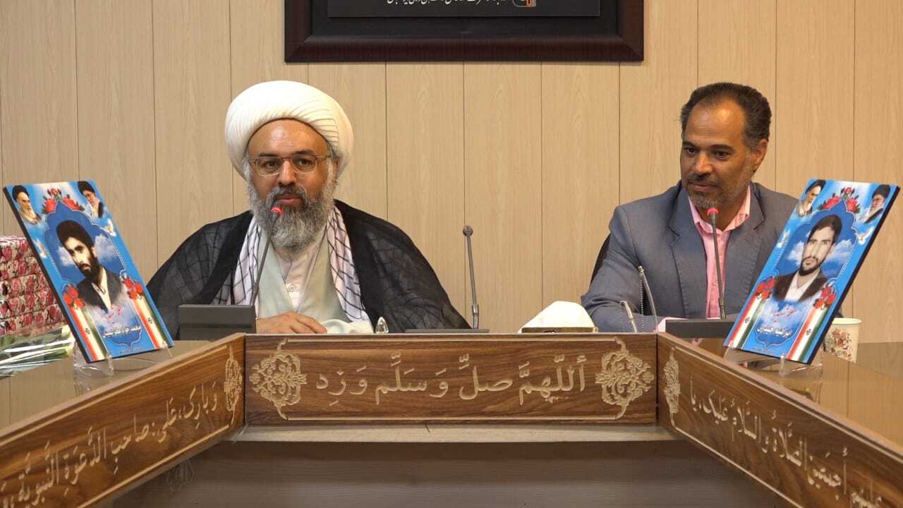 معلم در جامعه نقش هادی را ایفا می‌کند