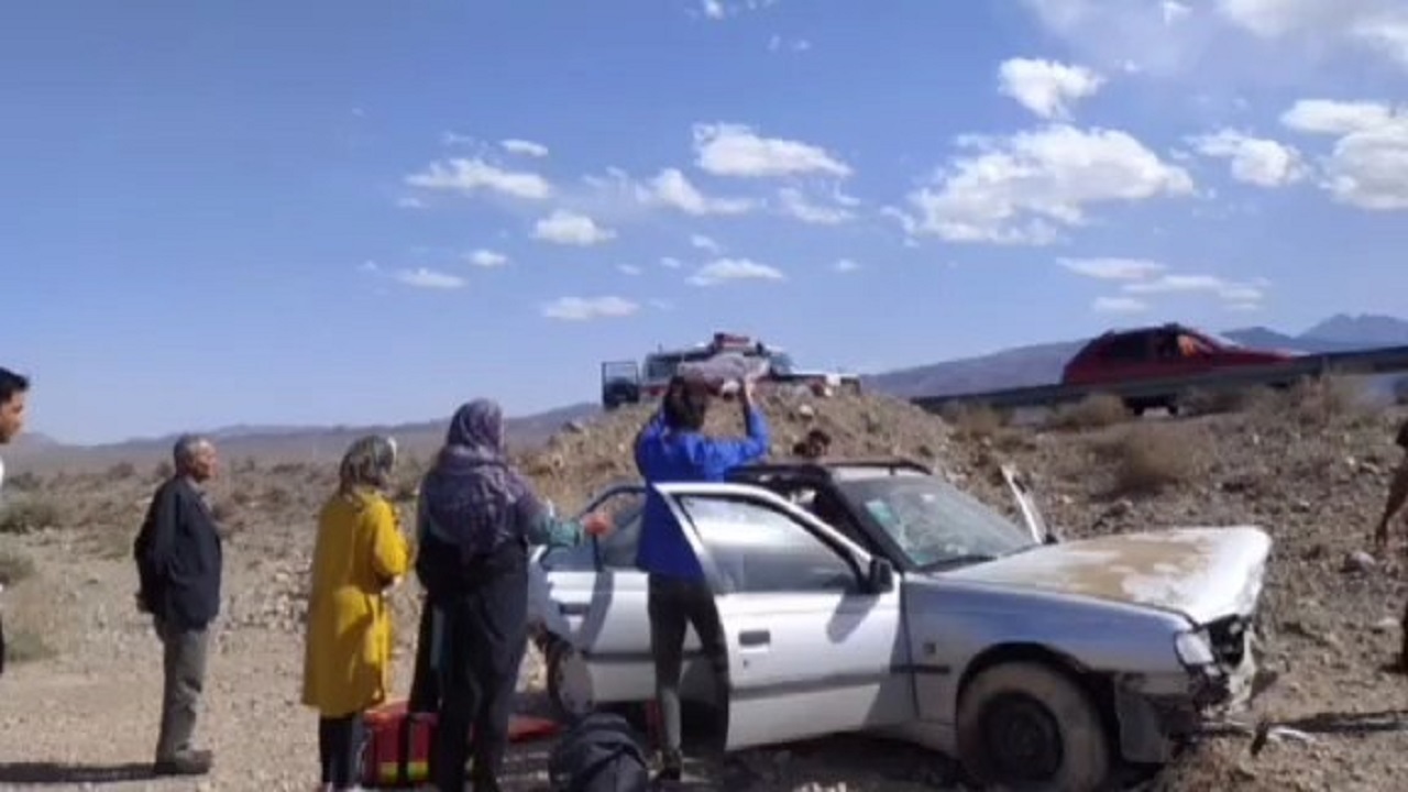سه مصدوم بر اثر واژگونی خودرو سواری پژو در اتوبان اصفهان-کاشان