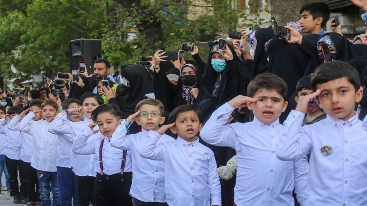رکوردشکنی همخوانی قطعه موسیقی «سلام فرمانده» توسط مردم
