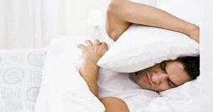 علت غلت زدن و بی‌قراری در خواب چیست؟