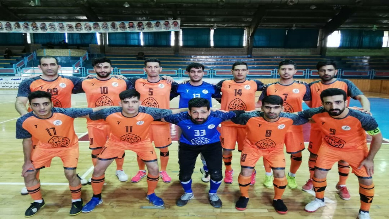 دلسوختگان قم نماینده آذربایجان را با گل بدرقه کرد