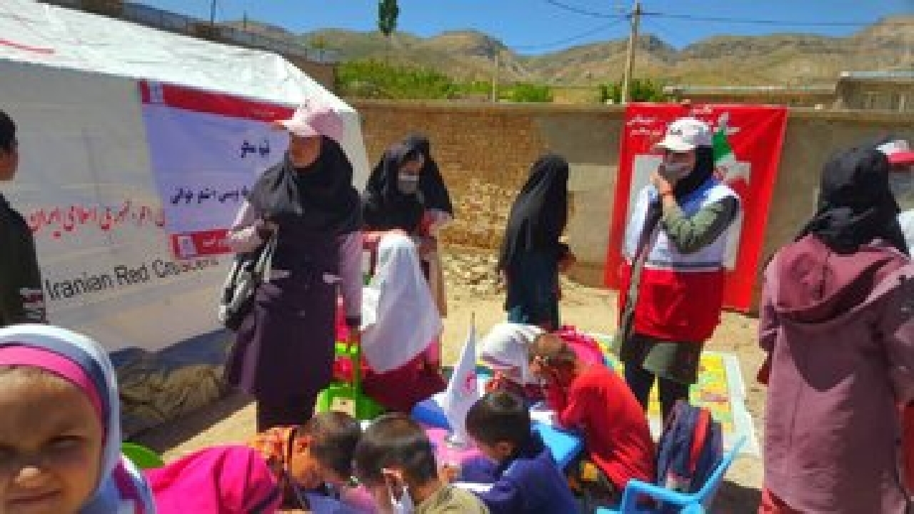 ارائه خدمات بهداشتی توسط امدادگران هلال احمر به شهروندان