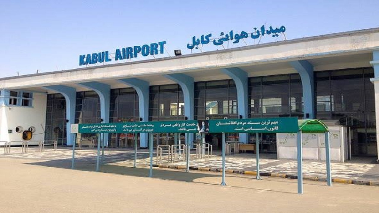 طالبان نام «حامد کرزی» را از لوحه میدان هوایی بین‌المللی کابل برداشت