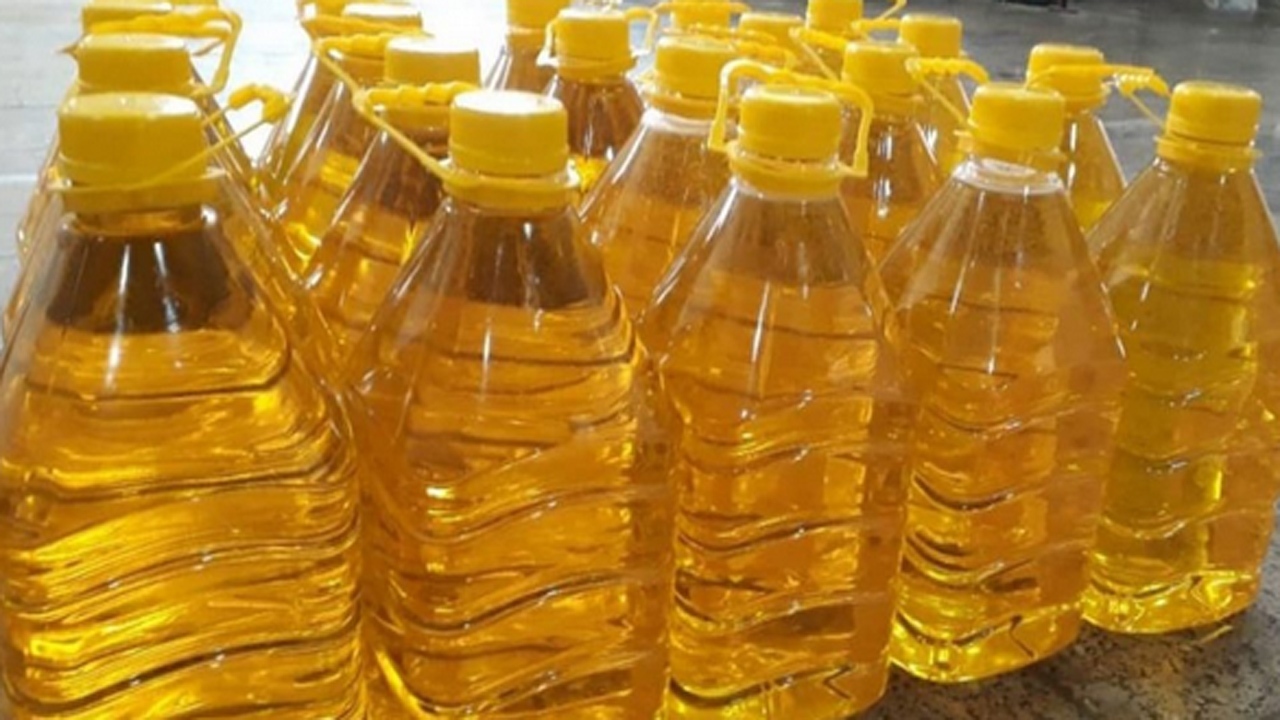 توزیع ۲۰ تن روغن احتکاری کشف شده در فروشگاه‌های بزرگ رشت