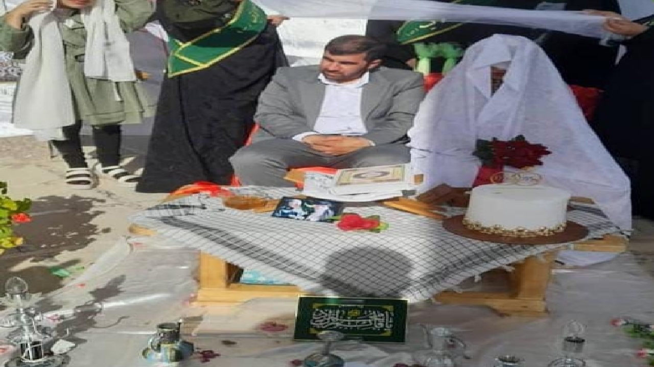 ازدواج زوج جوان در کنار گلزار شهدا