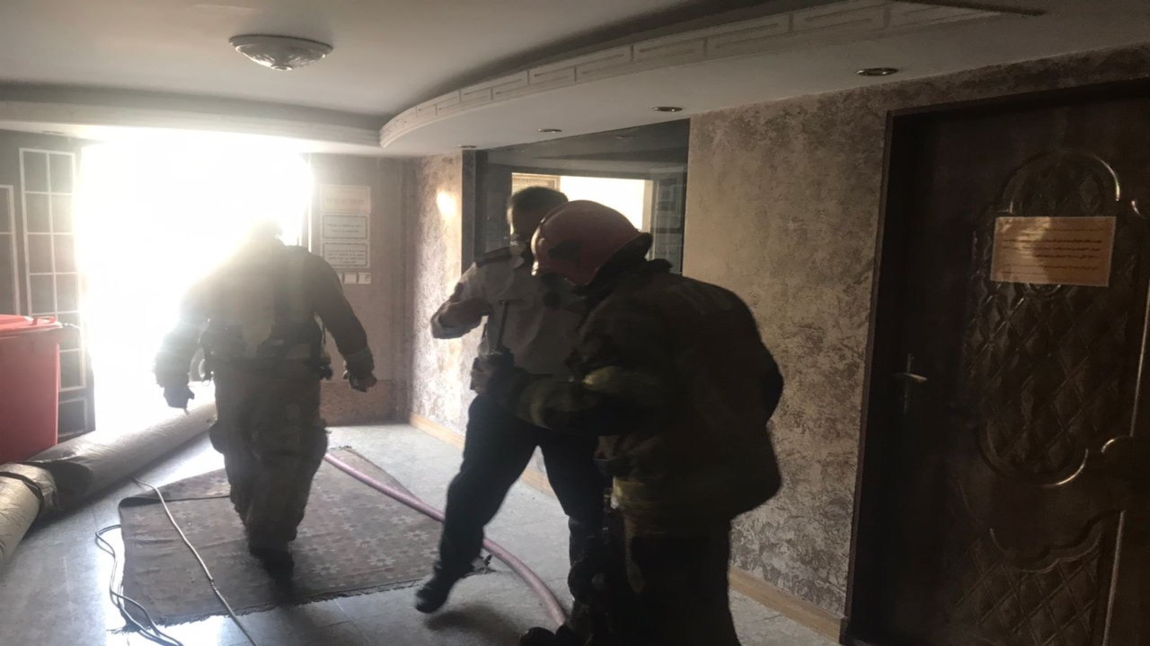 نجات ۲۸ نفر از آتش سوزی در یک خوابگاه در خیابان ولیعصر