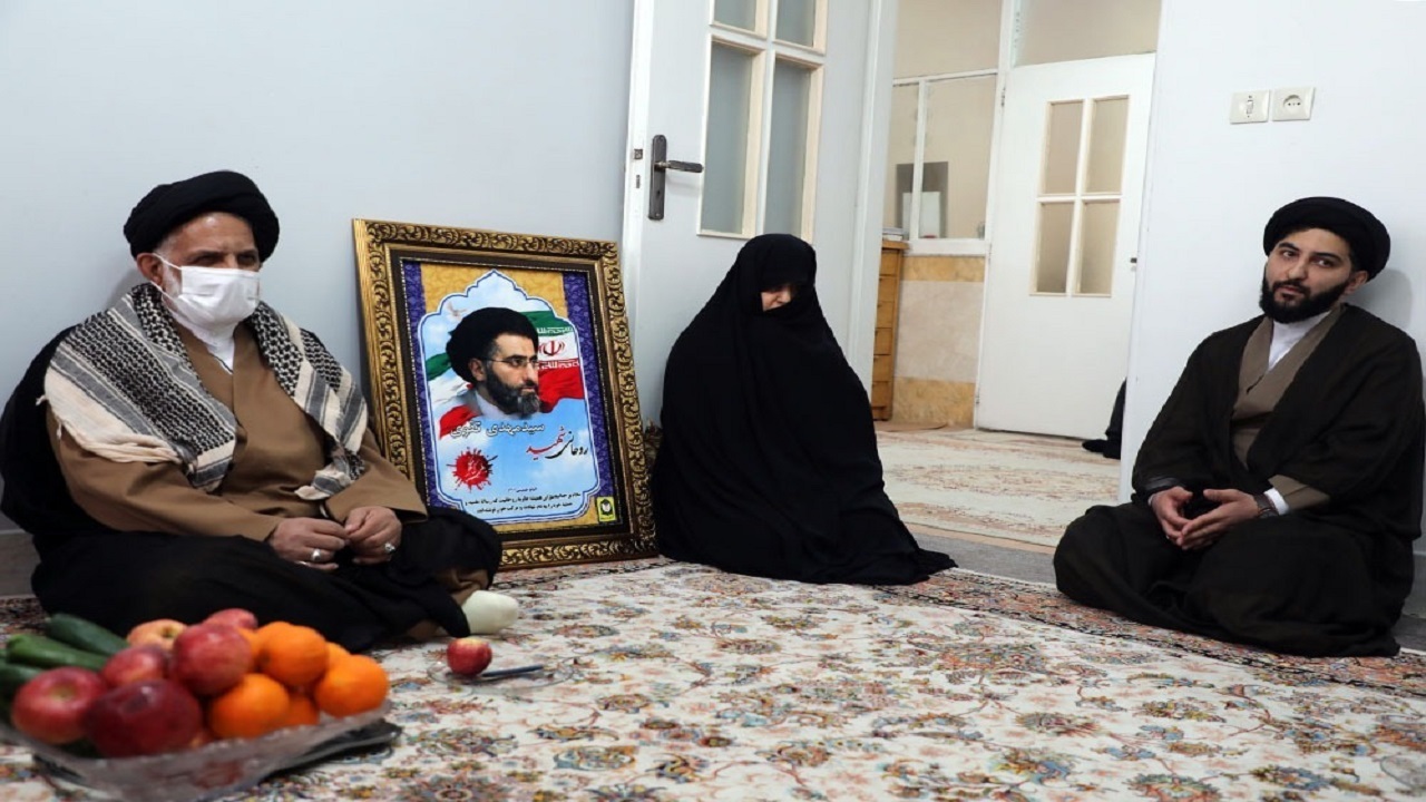 اهدای چفیه رهبر معظم انقلاب به خانواده روحانی شهید در قم