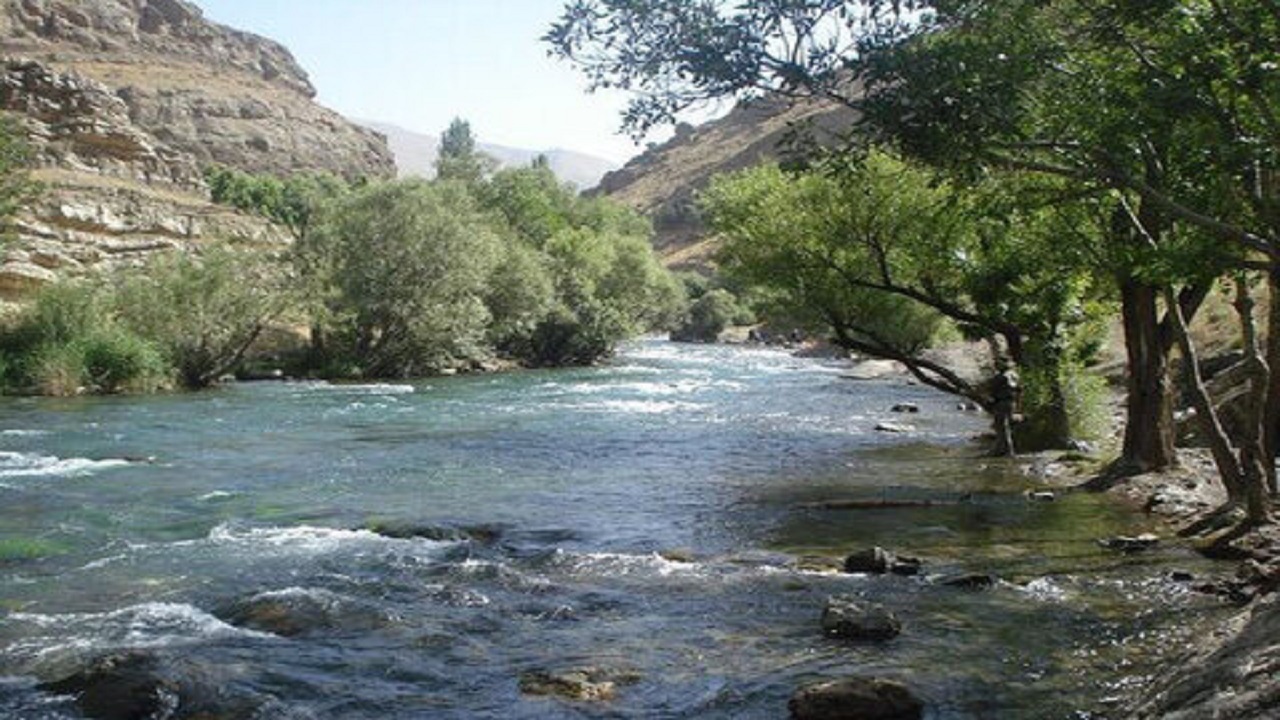 دست مردم به ساحل رودخانه کرج می‌رسد