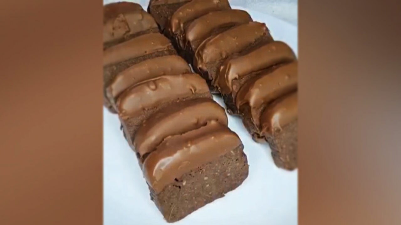 طرز تهیه شیرینی شکلاتی بدون نیاز به فر + فیلم