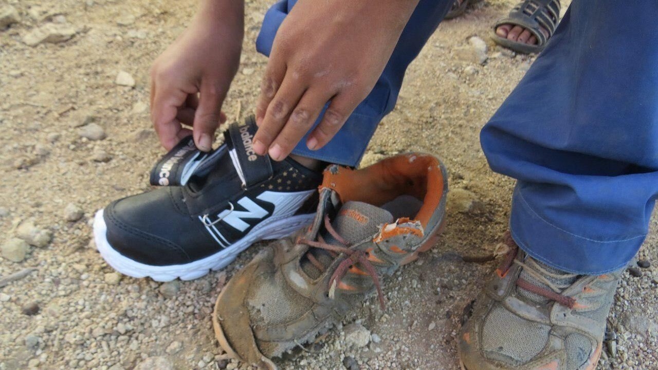 ۴۸۰ جفت کفش بین دانش آموزان کم برخوردار مناطق عشایری خاش توزیع شد