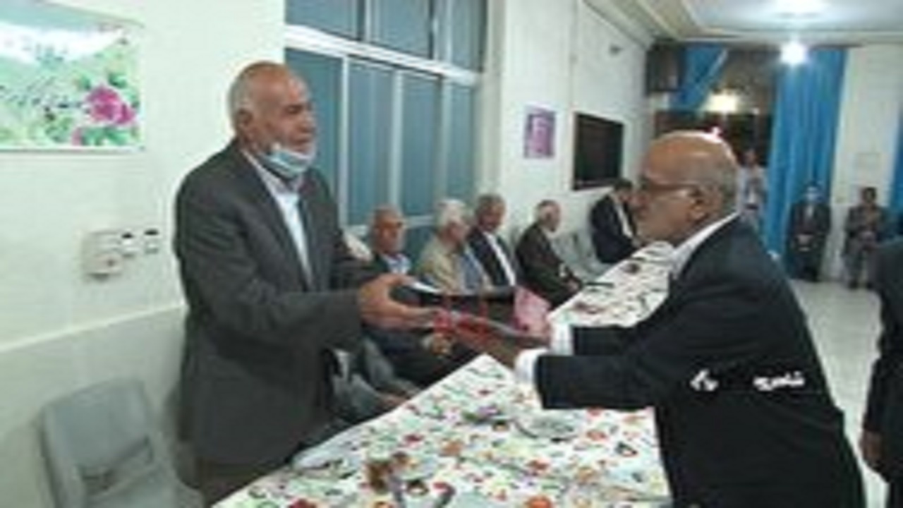 تجلیل دانش آموزان ۴۰ سال پیش شاهرود از معلمان