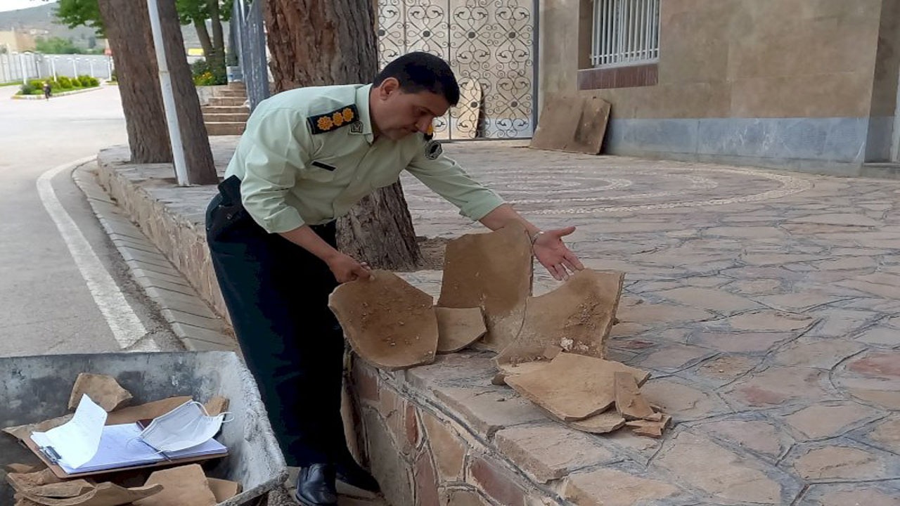 کشف دو کوزه سفالی در بجنورد