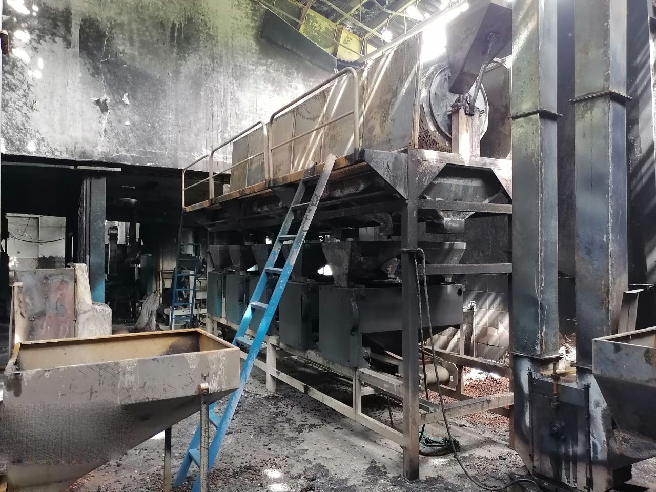 کارخانه فرآوری فندق آتش گرفت