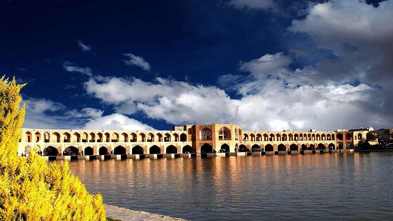 نمایی از یک روز بهاری در پل خواجو + تصاویر